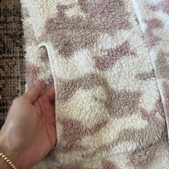 Hem & Thread Sherpa hooded sweater - Picture 3 of 4